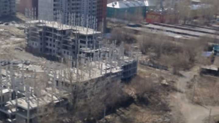 Девочка погибла при обрушении бетонных плит на стройке в Новосибирске