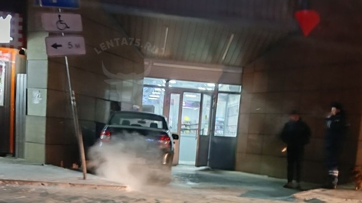 Мужчина за рулем Lada Granta влетел в магазин в Чите