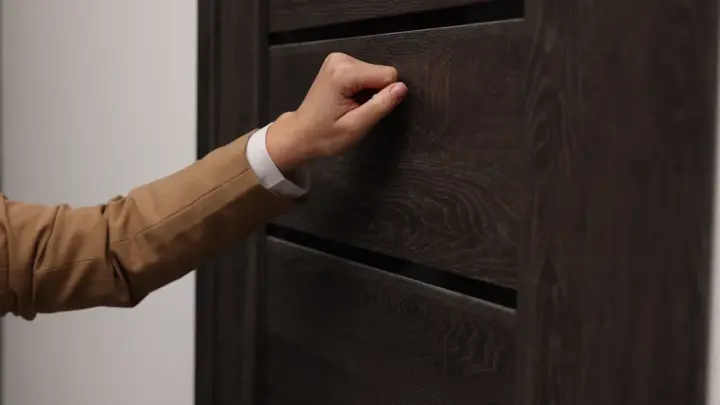 Москвичка год не пускала хозяев в проданную квартиру