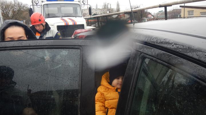 В Приморско-Ахтарске запертого в машине 3-летнего ребенка освободили спасатели