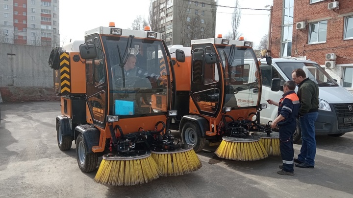 Во Владимир привезли три новые подметальные машины для уборки тротуаров