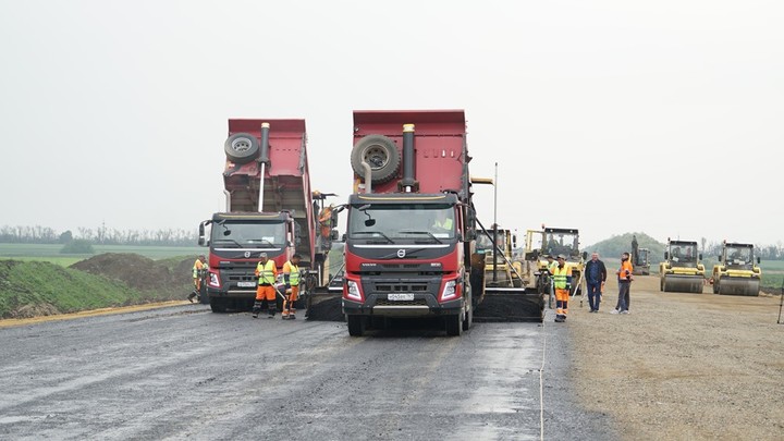 Новая дорога сократит путь к курортам: На Дальнем западном обходе Краснодара уложили первый асфальт