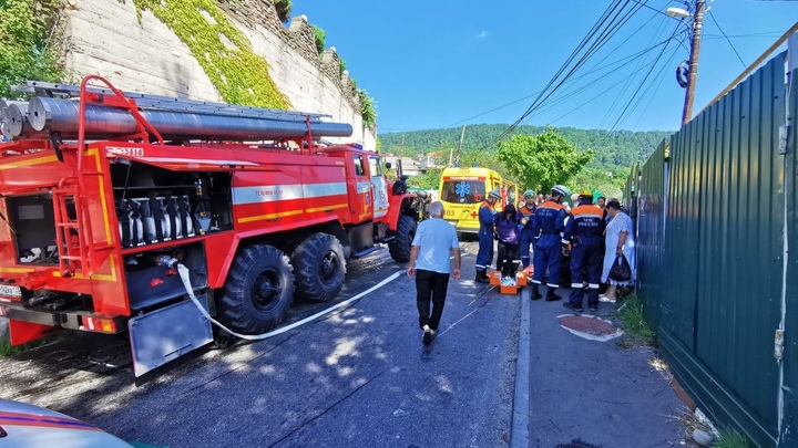 В Сочи рейсовый автобус после ДТП съехал в кювет. 12 человек пострадали