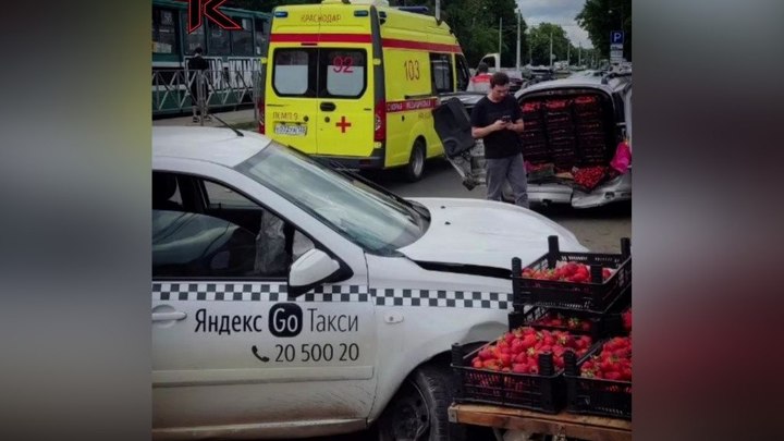 Таксист уснул за рулём и сбил продавца клубники