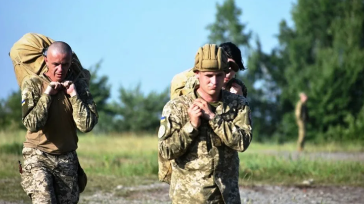 У резервистов Украины есть пять часов, чтобы сбежать из страны. Границы для них замкнут в полночь
