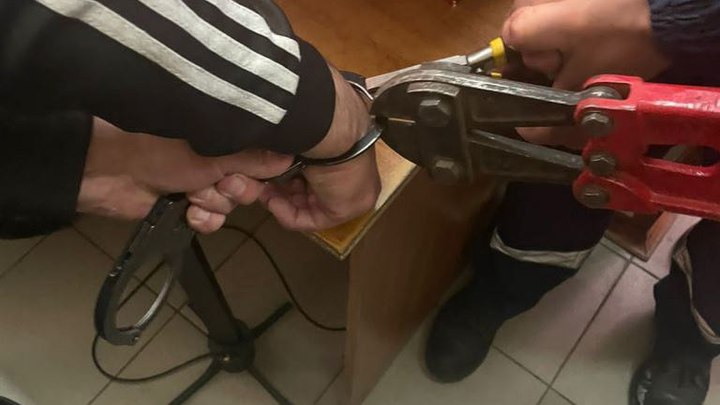 Ростовские полицейские сломали ключ от наручников прямо на задержанном. Помогли спасатели