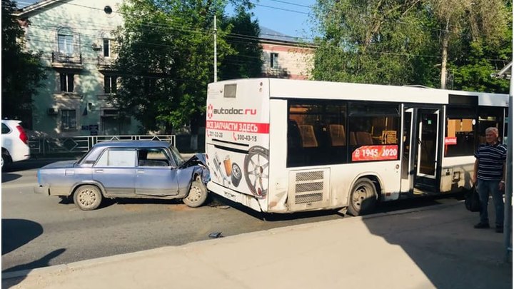 В Самаре из-за столкновения легковушки и автобуса пострадал младенец