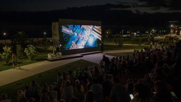 Летний кинотеатр начнёт работать в Сириусе