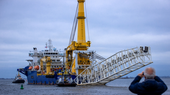 Таинственную подлодку, всплывшую около трубоукладчика Фортуна, засняли: Военкор показал фото