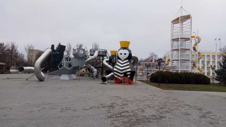 В Ростове новый парк развлечений изуродовал вид на памятник советско-болгарской дружбе