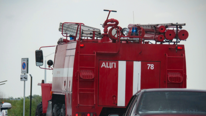 Столб дыма и пламя: В Петербурге горит крыша жилого дома