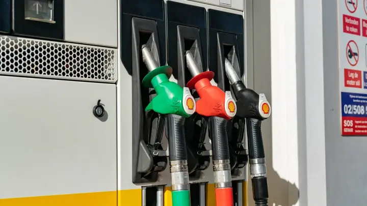 В Кузбассе снова подорожал бензин: сравниваем цены конца 2025-го и сейчас