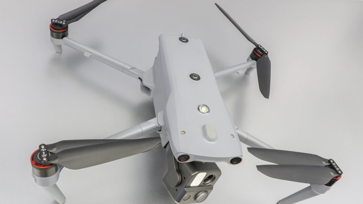 Как мотылек на пламя: создан дрон, летящий на свет