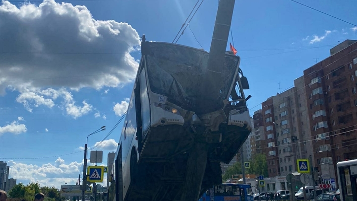 Петербуржцы помогали выбраться пассажирам, застрявшим в автобусе после наезда на фонарный столб