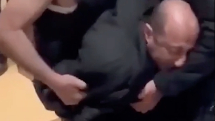 Натолкнулся на стену непонимания: задержанный не глядя сыграл на камеру