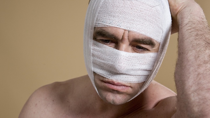 Погоня за красотой обернулась повреждением мозга: В Москве пытаются спасти мужчину от последствий пластической операции