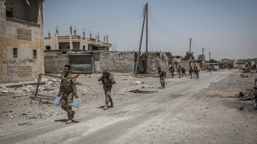 Террористы подорвали нефтяные скважины в панике отступая к востоку от Ракки