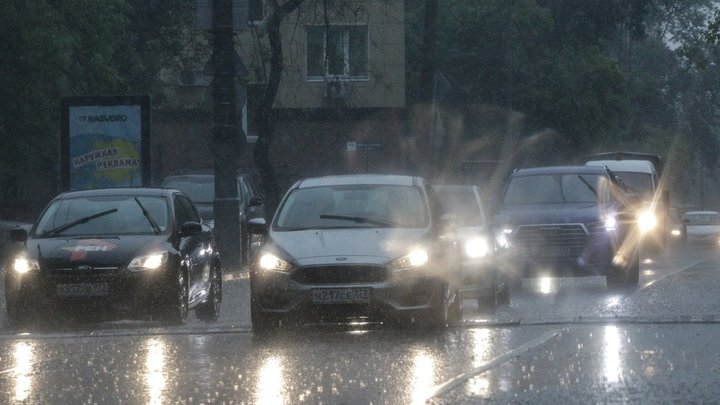 Ливень, град и ураган: в МЧС объявили о штормовом предупреждении в Ростове