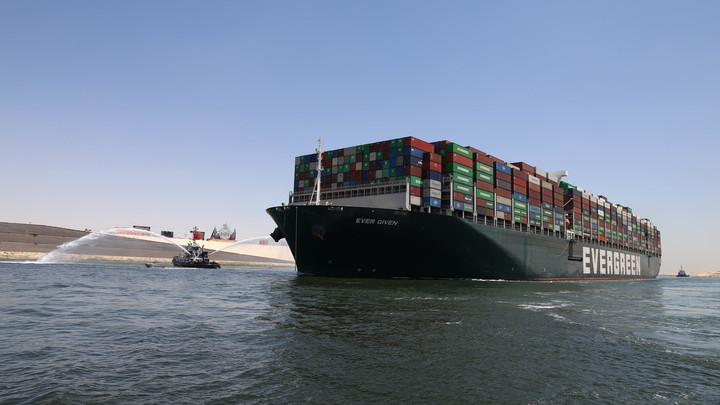 Проклятие Ever Given. Контейнеровоз снова заблокировал Суэцкий канал