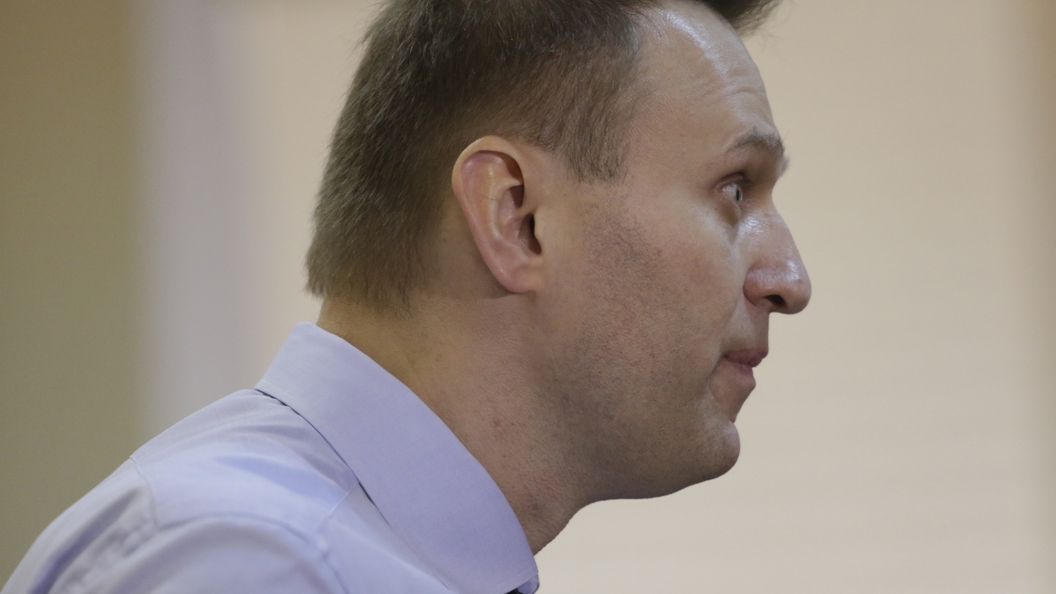 Глоток для храбрости: Навальный вышел к сторонникам в Челябинске подшофе Глоток для храбрости: Навальный вышел к сторонникам в Челябинске подшофе