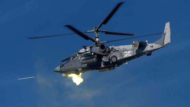 Пилоты русского вертолёта Ка-52 Аллигатор ликвидировали колонну украинской техники на марше