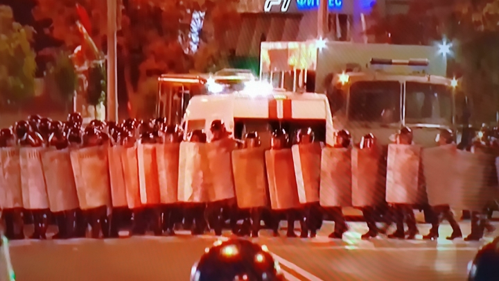 Полный рюкзак долларов и спланированные наезды на ОМОН: Что не так с протестами в Белоруссии?
