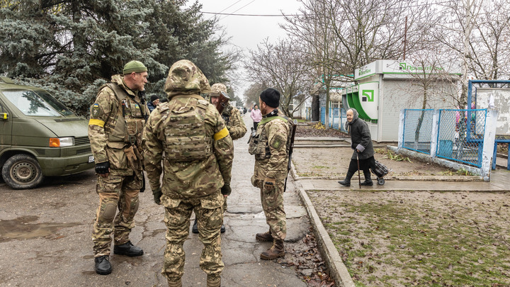 Украинские военные устроили перестрелку с СБУшниками в Херсоне