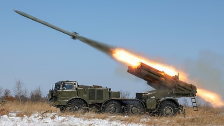 Россия показала огненный Ураган. Обнародованы кадры уничтожения позиций ВСУ расчётами РСЗО