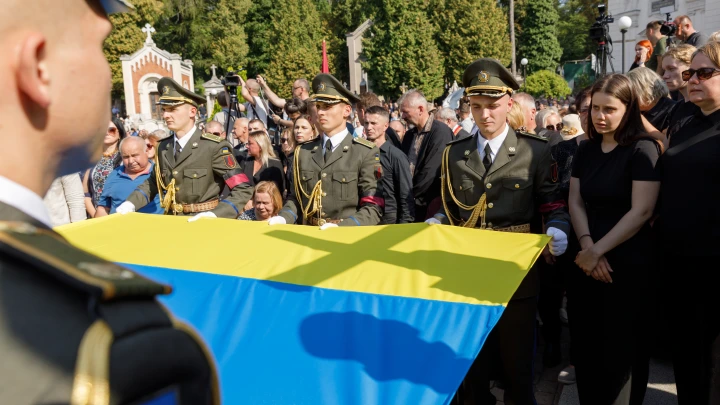 Он был обузой: Источник рассказал, почему нельзя верить слезам матери Кузьминова на опознании тела