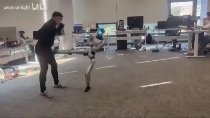 Маск плакал: Во время теста китайский робот-боец Unitree ударил инженера в пах