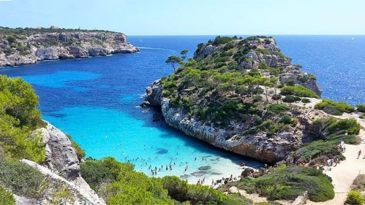 Туристы вывели из себя миллиардеров: Богачи намерены закрыть самый красивый пляж