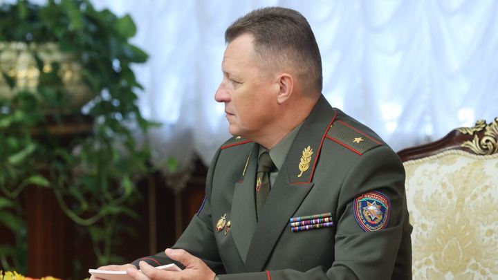 Глава МЧС Беларуси: спасателям выдадут оружие для борьбы с деструктивными силами