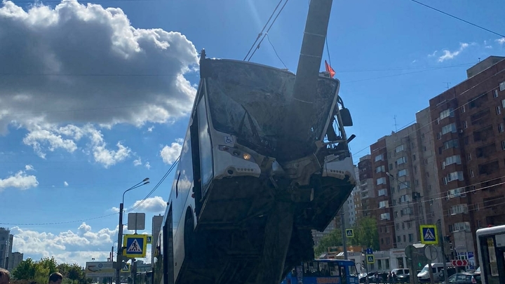 В Петербурге автобус «встал на дыбы»: в аварии пострадали пять человек