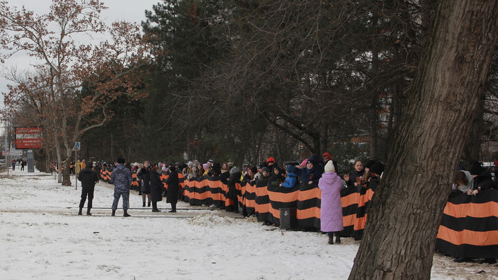 В 80-ю годовщину освобождения Краснодара на ул. Мачуги развернули Георгиевскую ленту длиной 1,2 км