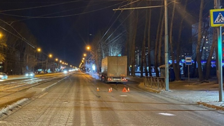 Переходила дорогу на красный свет: В Новосибирске фура сбила пенсионерку
