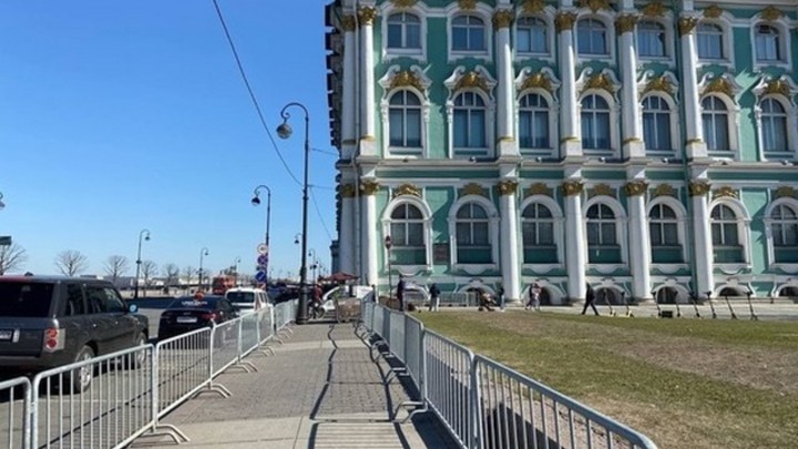 Не погулять, не проехать.Жители жалуются на огороженную Дворцовую из-за несанкционированного митинга