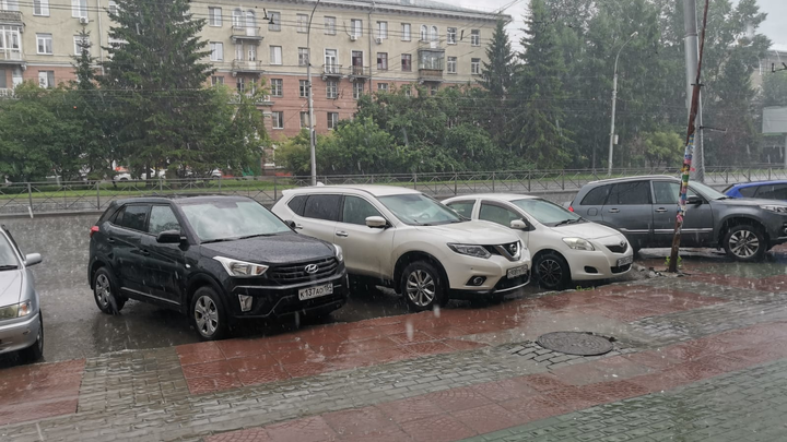 Улицы Новосибирска ушли под воду после сильного ливня