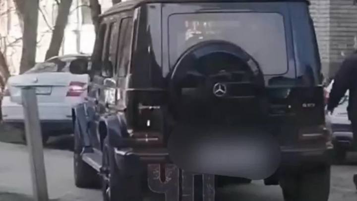 Полиция Краснодара разыскивает катавшегося по тротуару водителя Gelandewagen