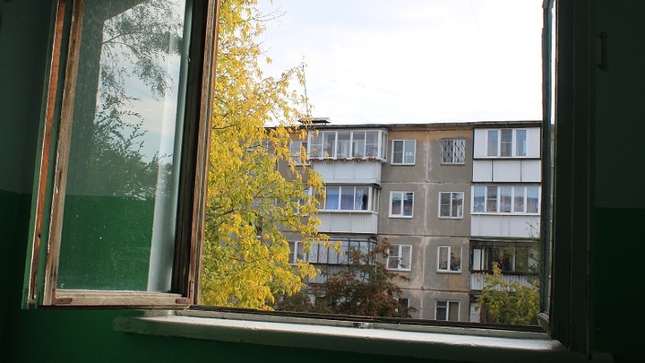 Находящийся в розыске мужчина, выпал из окна многоэтажки в Ростове на Северном
