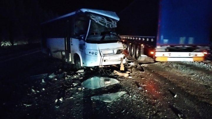 На трассе М-8 автобус врезался в грузовик с фурой