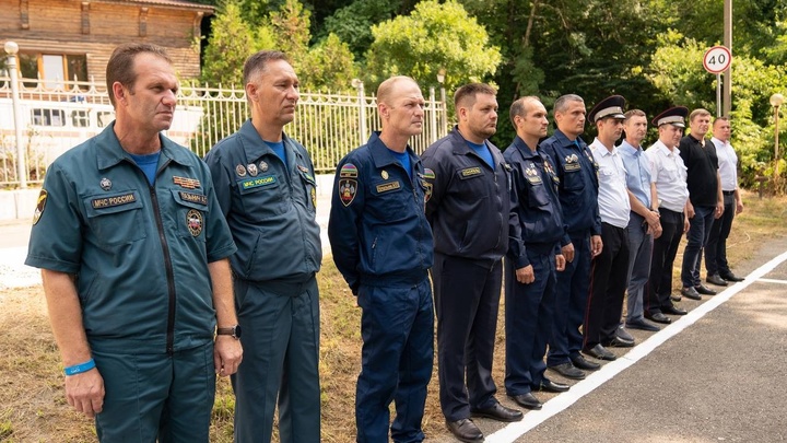 В Сочи наградили профессиональных и народных спасателей, отличившихся во время ЧС в июле