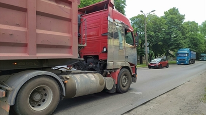 Что известно о красной фуре и легковушке, взорвавшихся на Крымском мосту
