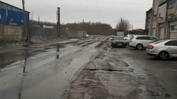В Архангельске коммунальщики борются с лужами водой
