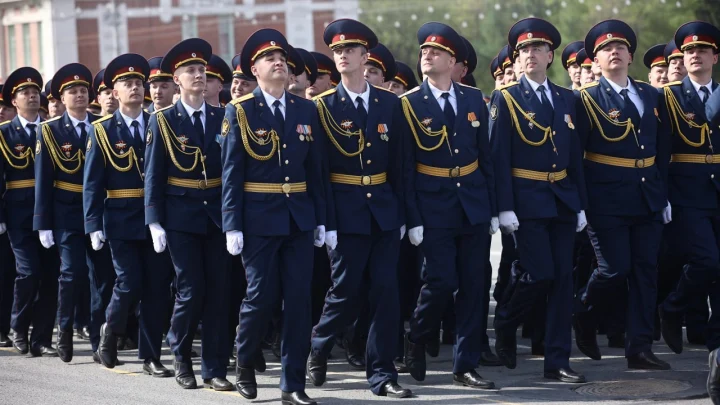 Больше тысячи военнослужащих и герои СВО: в Новосибирске прошёл парад Победы