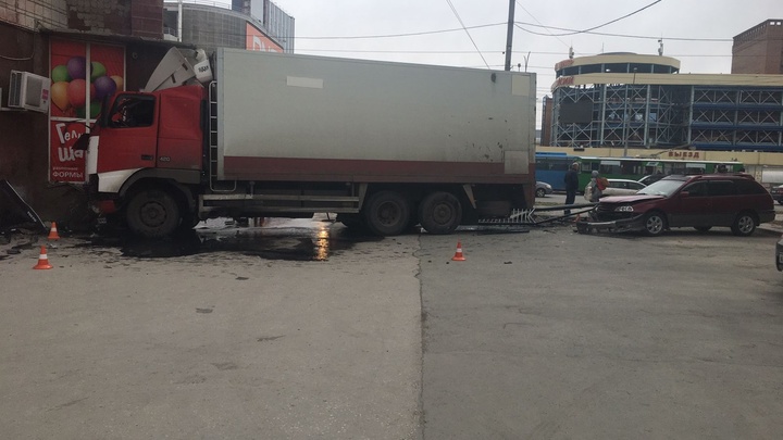 Грузовик Volvo врезался в стену жилого дома в Новосибирске