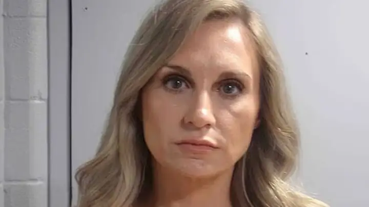 Daily Mail: мэр города в США совратила 16-летнего друга своего сына, ей грозит срок