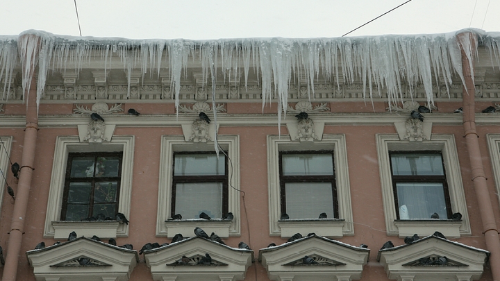 Петербургские коммунальщики показали очередное ноу-хау – матрасы, защищающие от сосулек