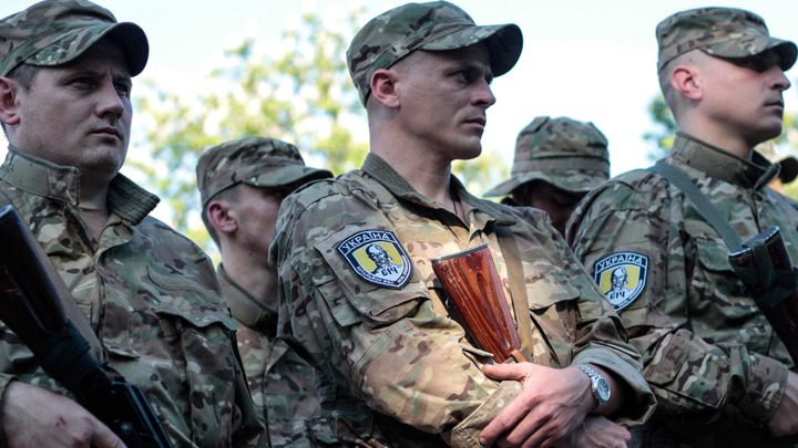 К фундаменту сейчас приходят верующие, молятся: В Киеве варварски снесли Владимиро-Ольгинскую часовню Десятинного храма