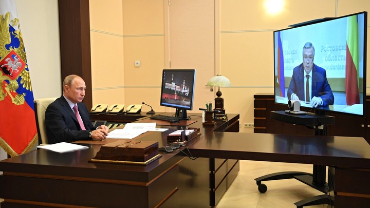 Попрошу вас далеко не уходить: Путин не сразу ответил на просьбу Голубева о третьем сроке