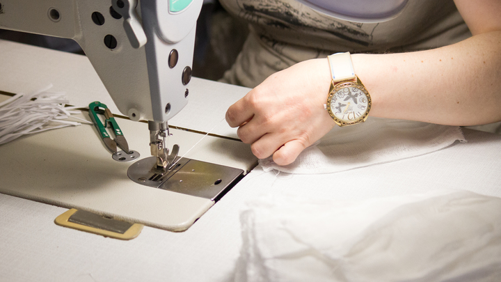 Можно утюжить: Как в России стали зарабатывать на масках